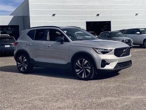 2023 Volvo XC40 B4 Plus Dark Theme