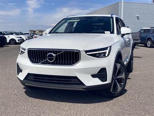 2025 Volvo XC40 B5 Core Bright Theme