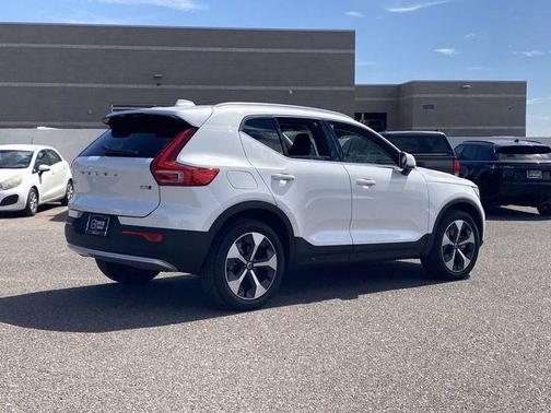 2025 Volvo XC40 B5 Core Bright Theme
