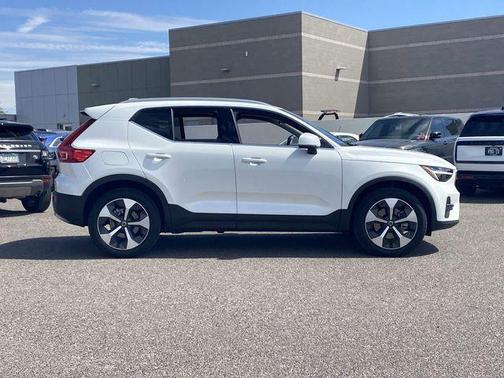 2025 Volvo XC40 B5 Core Bright Theme