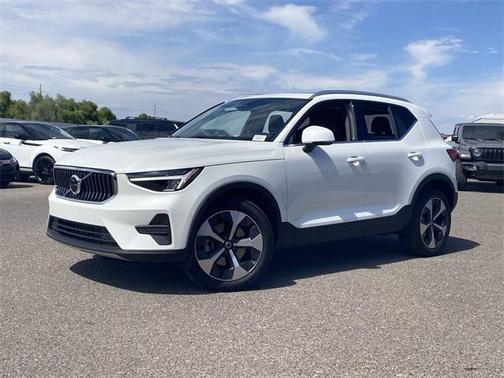 2025 Volvo XC40 B5 Core Bright Theme