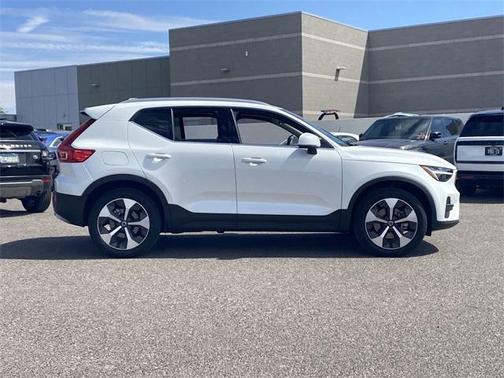 2025 Volvo XC40 B5 Core Bright Theme