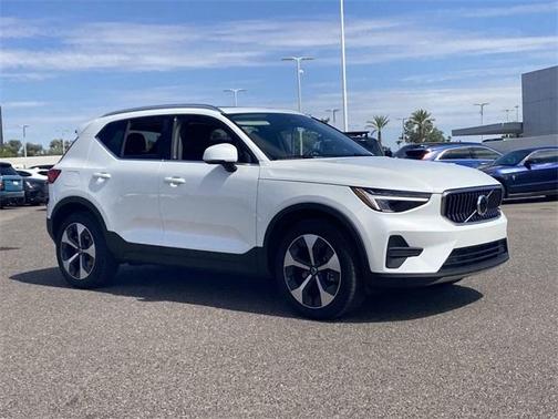 2025 Volvo XC40 B5 Core Bright Theme