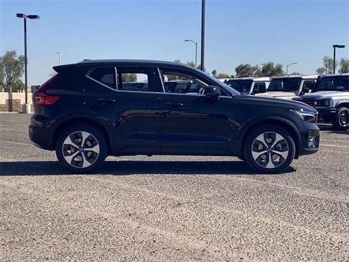 2025 Volvo XC40 B5 Plus Bright Theme