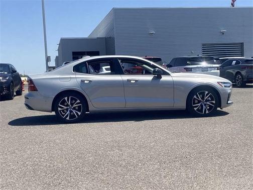 2024 Volvo S60 B5 Plus Dark Theme