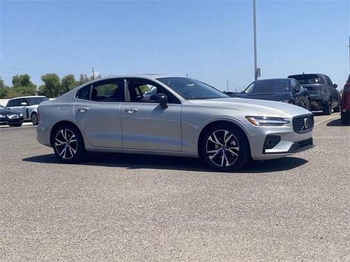 2024 Volvo S60 B5 Plus Dark Theme