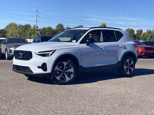 2026 Volvo XC40 B5 Plus