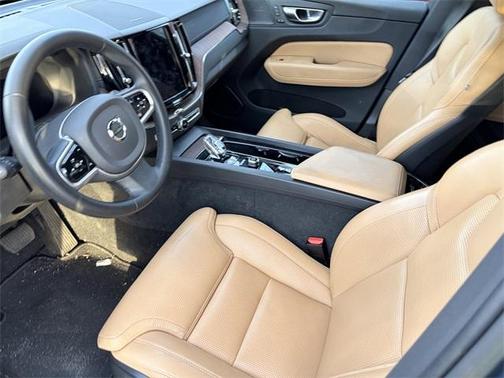 2023 Volvo XC60 B5 Ultimate Bright Theme