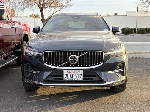 2023 Volvo XC60 B5 Ultimate Bright Theme