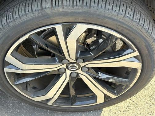 2022 Volvo XC60 B5 R-Design