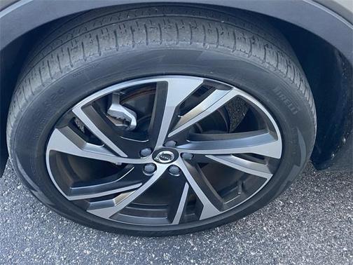 2022 Volvo XC40 T5 R-Design