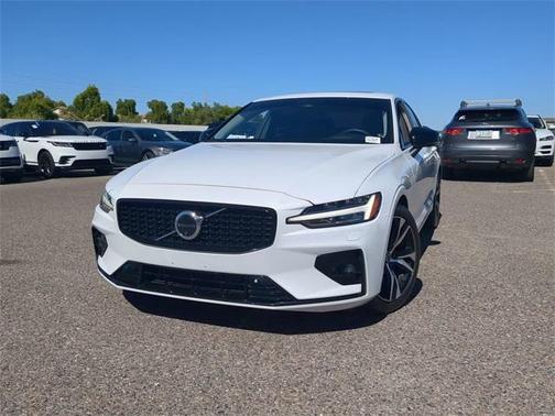 2023 Volvo S60 B5 Plus Dark Theme
