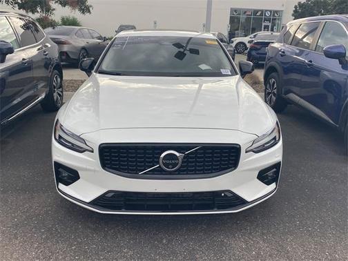 2023 Volvo S60 B5 Plus Dark Theme