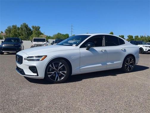 2023 Volvo S60 B5 Plus Dark Theme