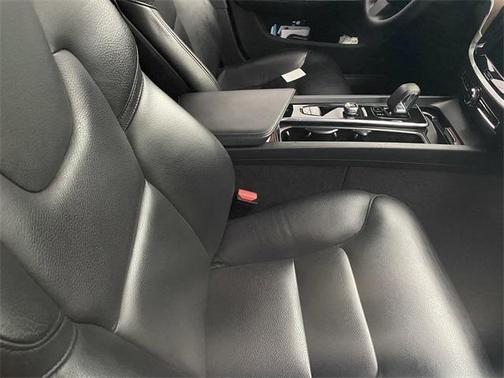 2023 Volvo S60 B5 Plus Dark Theme