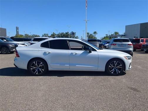 2023 Volvo S60 B5 Plus Dark Theme