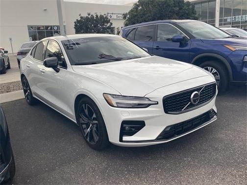 2023 Volvo S60 B5 Plus Dark Theme