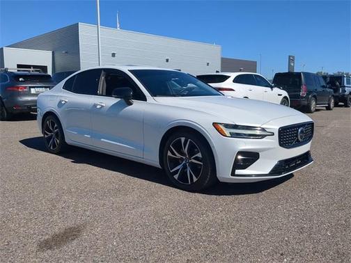 2023 Volvo S60 B5 Plus Dark Theme