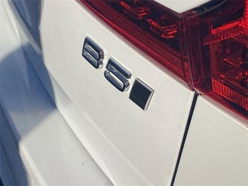 2024 Volvo XC60 B5 Ultimate Dark Theme