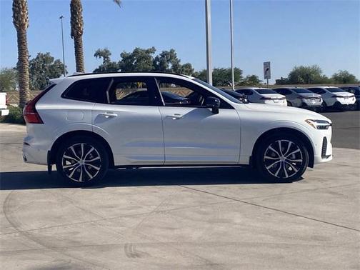 2024 Volvo XC60 B5 Ultimate Dark Theme