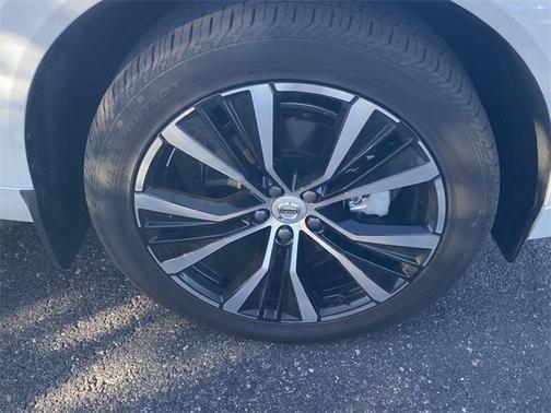 2024 Volvo XC60 B5 Ultimate Dark Theme