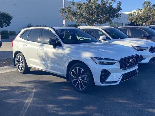 2024 Volvo XC60 B5 Ultimate Dark Theme