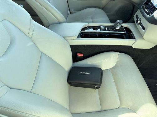 Platinum Gray Metallic 2023 Volvo XC90 B5 Core