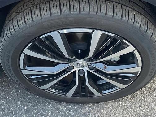 2023 Volvo XC60 B5 Plus Dark Theme