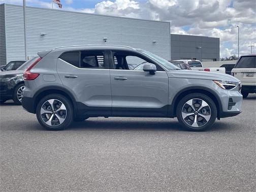 2025 Volvo XC40 B5 Core Bright Theme