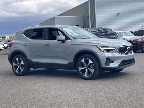 2025 Volvo XC40 B5 Core Bright Theme