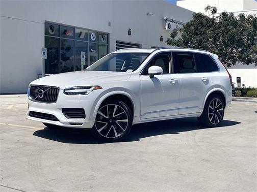 2022 Volvo XC90 T6 Momentum 7 Passenger