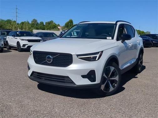 2025 Volvo XC40 B5 Plus Dark Theme