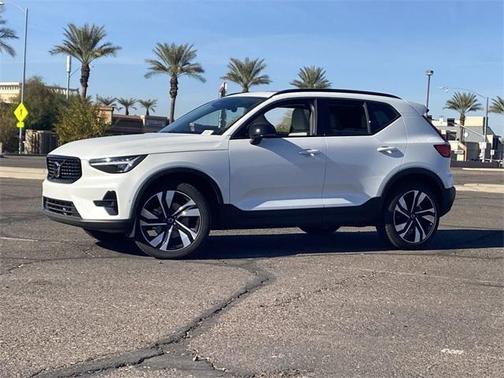 2024 Volvo XC40 B5 Plus Dark Theme
