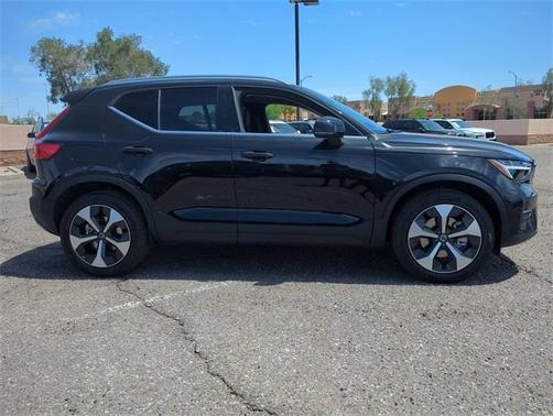 2025 Volvo XC40 B5 Core Bright Theme