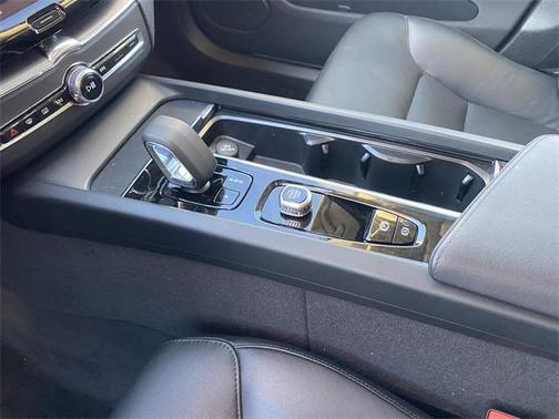 2025 Volvo XC60 B5 Core