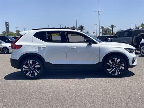 2024 Volvo XC40 B5 Plus Dark Theme