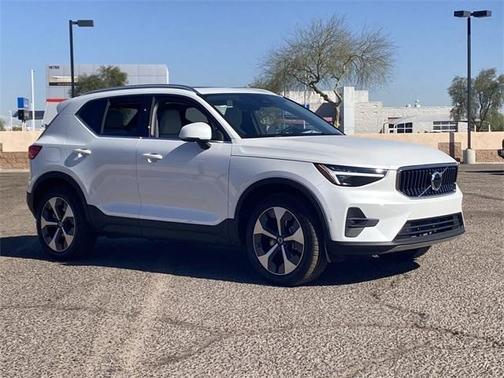 2025 Volvo XC40 B5 Plus Bright Theme