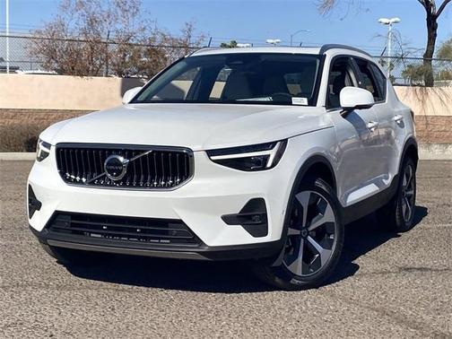 2025 Volvo XC40 B5 Plus Bright Theme