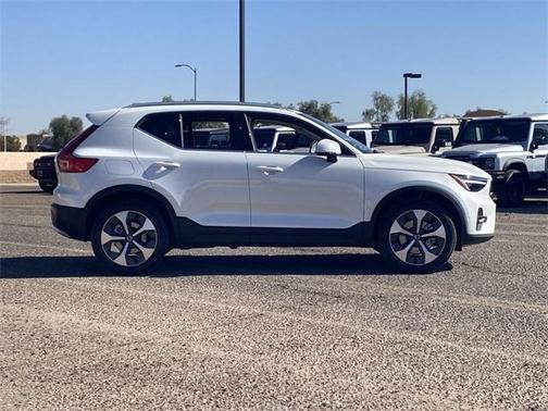 2025 Volvo XC40 B5 Plus Bright Theme