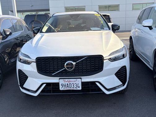 Crystal White 2023 Volvo XC60 B5 Plus Dark Theme