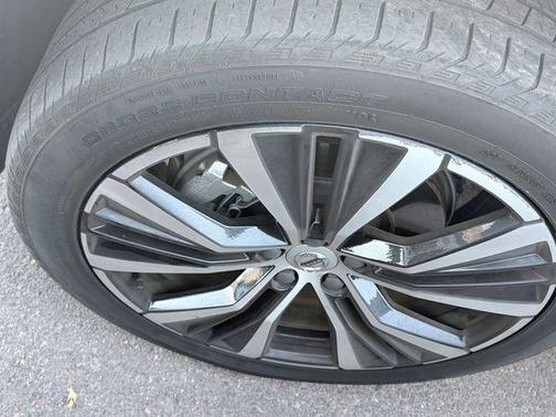 Crystal White 2023 Volvo XC60 B5 Plus Dark Theme