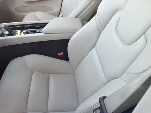 Crystal White 2023 Volvo XC60 B5 Plus Dark Theme
