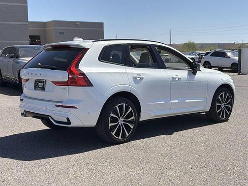 Crystal White 2023 Volvo XC60 B5 Plus Dark Theme