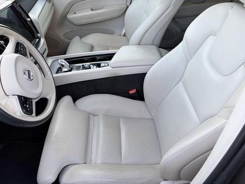 Gray Metallic 2018 Volvo XC60 Recharge Plug-In Hybrid T8 Inscription