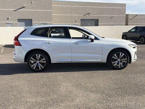 Crystal White 2023 Volvo XC60 B5 Ultimate Bright Theme