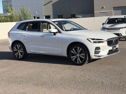 Crystal White 2023 Volvo XC60 B5 Ultimate Bright Theme