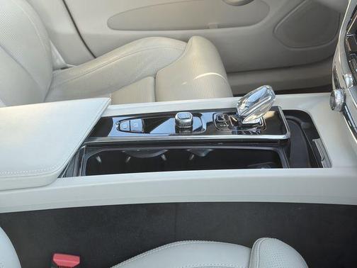 Crystal White 2023 Volvo XC60 B5 Ultimate Bright Theme