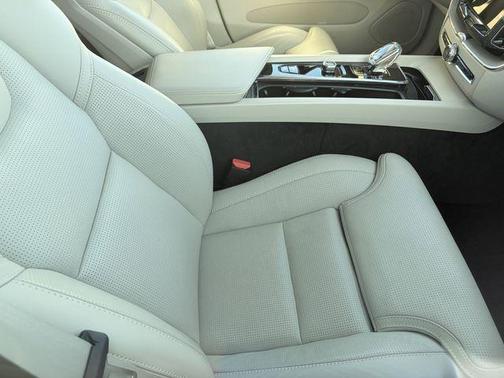 Crystal White 2023 Volvo XC60 B5 Ultimate Bright Theme