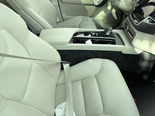 2023 Volvo XC90 B5 Plus