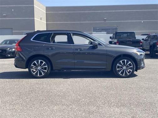 2022 Volvo XC60 B5 Momentum